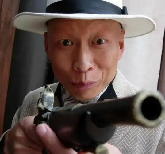 咬牙切齿,而《举起手来》的这个翻译官就是由中国内地演员李明饰演的