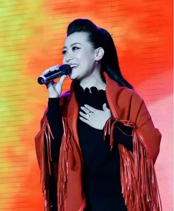 第一个学年结束后,谭晶回到山西过暑假,母亲想要看看女儿在学校究竟做