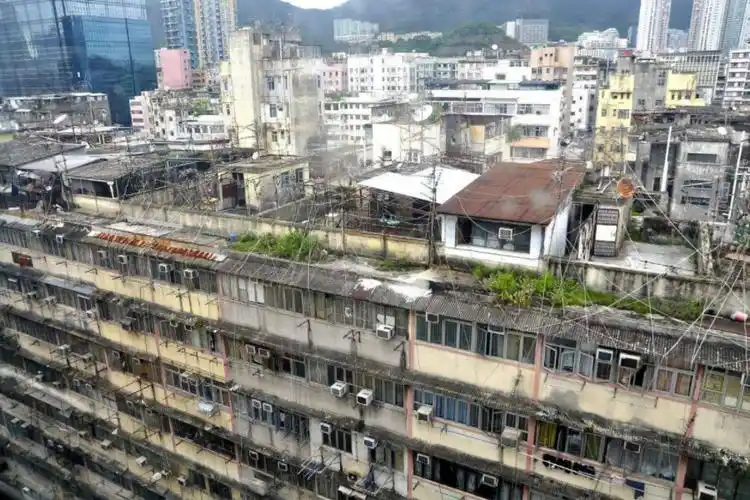 香港贫民窟棺材房3口人挤10平米屋子光鲜亮丽背后显辛酸