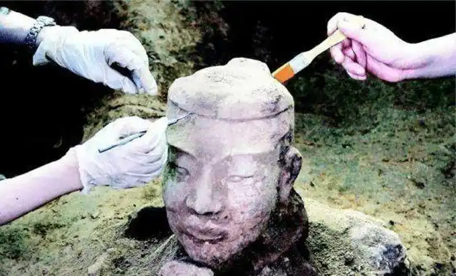 兵马俑是用活人烧制一尊兵马俑裂开后千古难题终于真相大白
