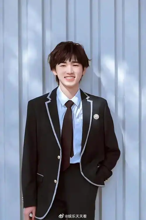 宋亚轩校服造型小合集～……__财经头条