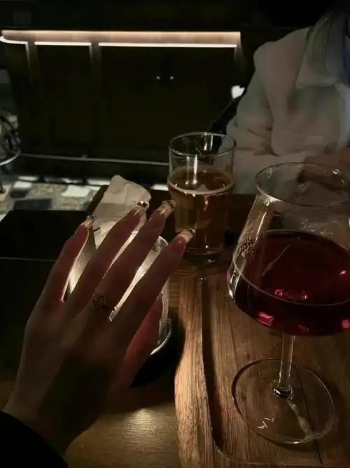 一个人喝酒的图片真实,独自一人喝酒的图片真实