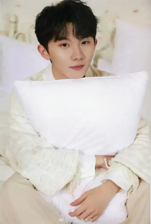 易姐直击时装周#@时代少年团队长-马嘉祺写真大片来了吉他少年真的好