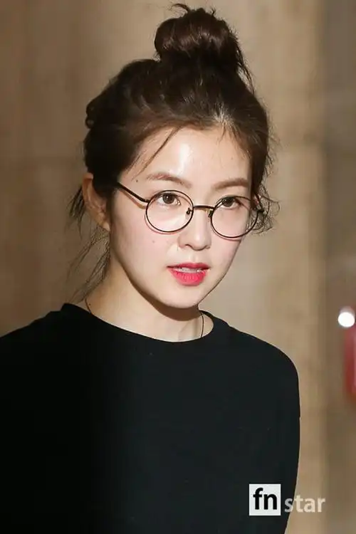 redvelvet机场照曝光裴珠泫扎丸子头可爱俏皮姜涩琪穿搭宛如邻家少女