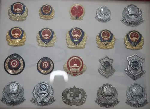 收藏爱好者10年收藏帽徽千余枚_国徽
