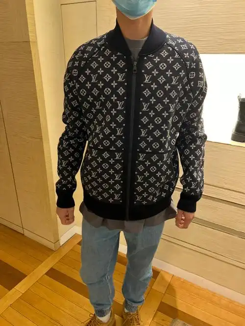 口袋处logo欧洲价格很好 专柜901700 欧#外套  #lv  #lv  #lv外套