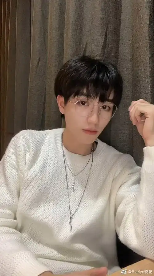 易川[超话]#@小小易川 川哥把小玩具的手和. 来自小柠檬-晓花 - 尾