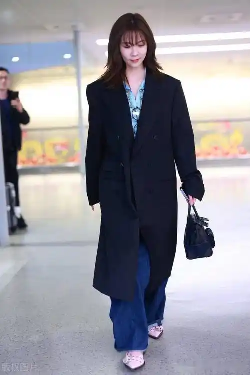 街拍:宋妍霏黑色西装大衣 牛仔裤随性休闲