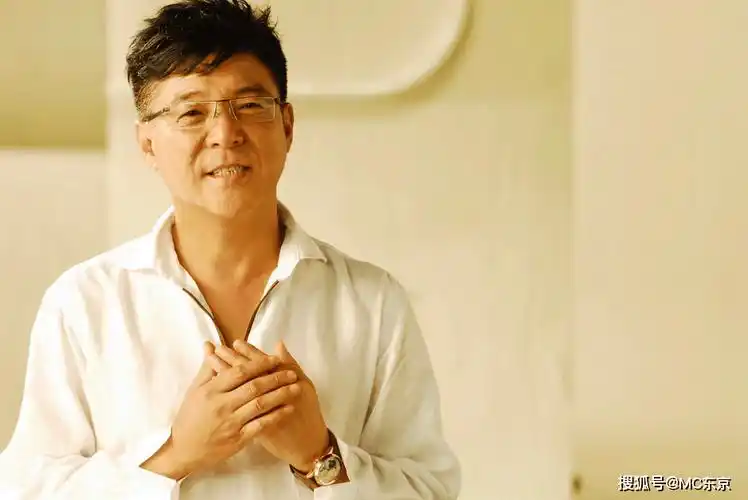 他的经典作品《再回首》《驿动的心》《梅花三弄》等,至今依然在歌迷