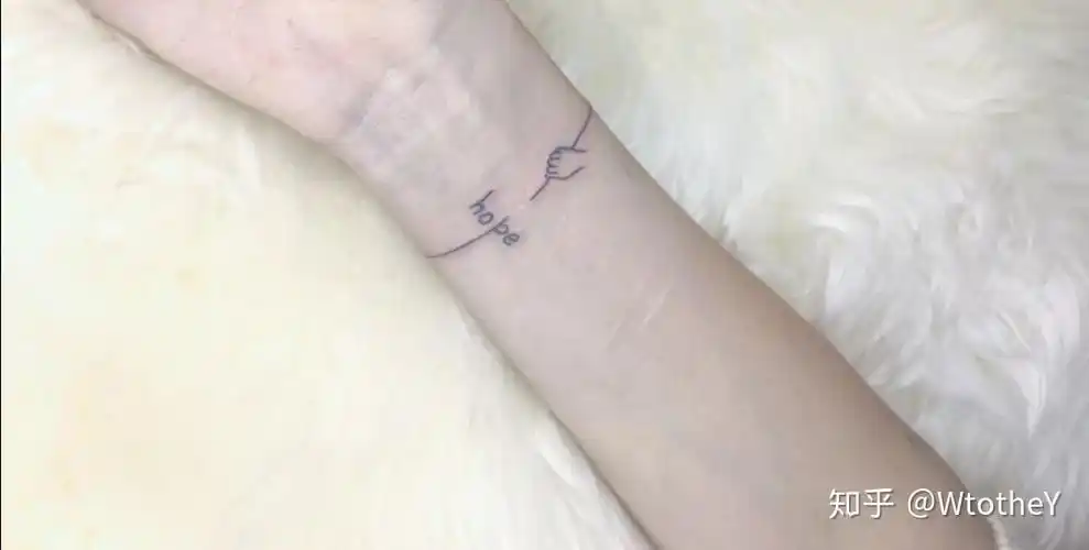 跪求推荐一些圈住手腕的简洁的线条纹身图呀