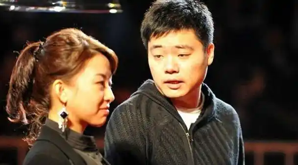42岁潘晓婷至今单身,身材傲人但没人敢娶,潘爸爸后悔当初管太严
