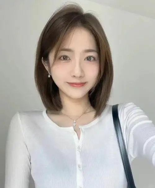 齐肩短发给人一种大方时尚性格开朗的感觉,真的非常适合方圆脸女生