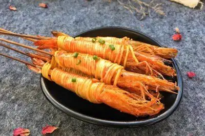 家常烤箱版烤虾串#快手又营养,我家的冬日必备菜品# 对虾,盐,料酒