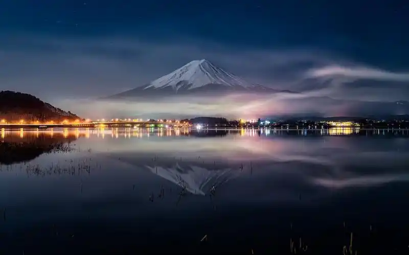 晚上富士山,湖,水中倒影,灯光,日本 iphone 壁纸