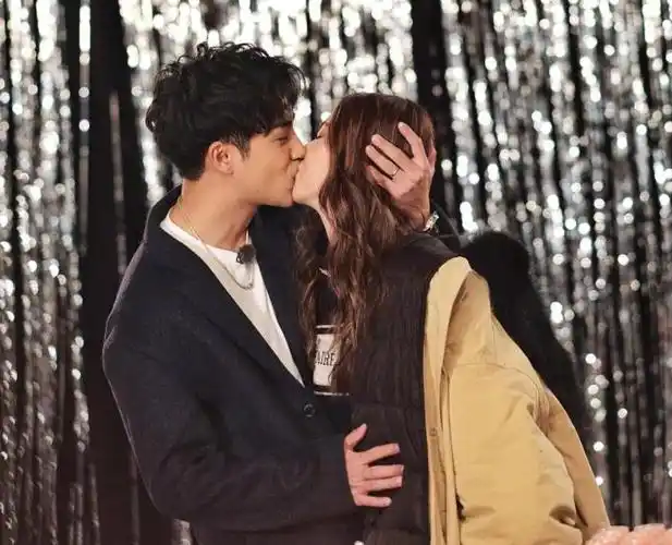 李茂和弦子李茂晒与弦子恩爱合影庆祝领证两周年