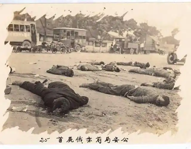 图为广州街头被枪杀的起义者.