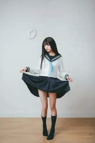 清新靓丽小姐姐cos明日酱水手服 黑丝长腿尽显绝对领域!