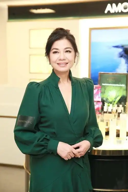 钟楚红优雅大方不服老,绿色缎面衬衫简约高级,眼纹真实无修|裙装|礼裙