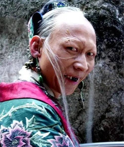 这三位演员的演技很好,一辈子也是演了很多的坏蛋,但是,他们在现实