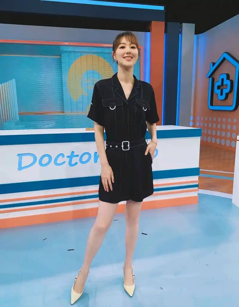 原创王冠的高级穿搭又来了,身穿v领设计的淡紫色连衣裙,尽显温柔