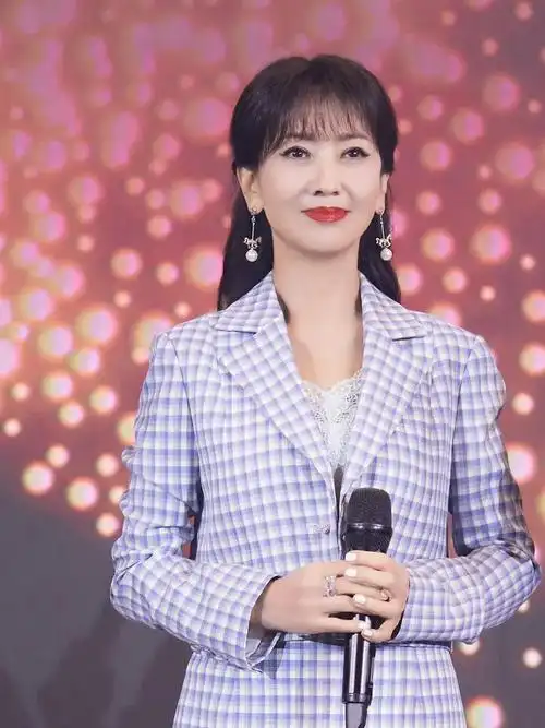 赵雅芝不愧是不老女神穿蓝白格纹套装减龄吸睛状态真绝了