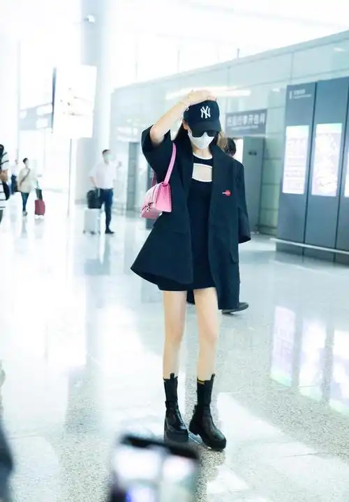 戚薇坐过山车!本来穿西装攻气足,车一开动被李承铉抓拍太多表情