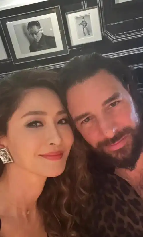 周汶锜打扮性感庆祝49岁生日 妹妹周丽淇罕见带着老公露正面合影