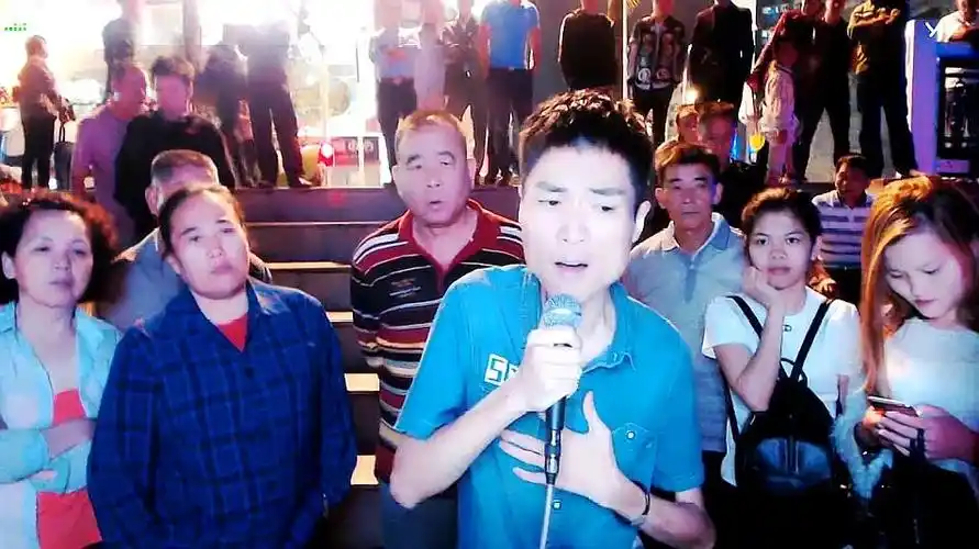 流浪歌手王亮演唱《军中绿花》感情饱满好听,赢得观众阵阵掌声