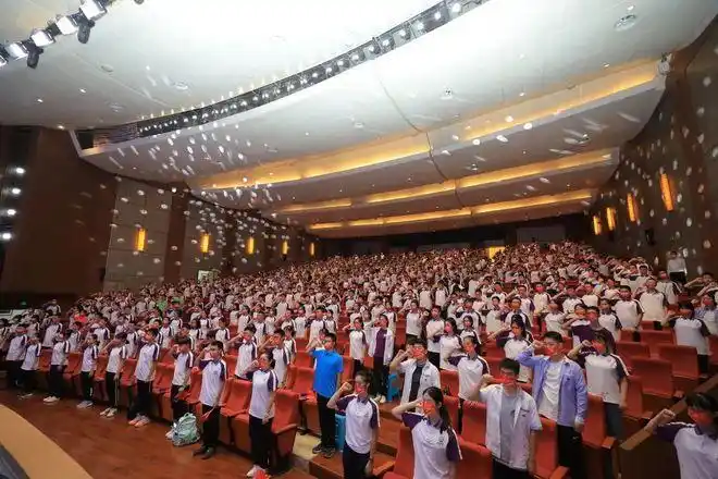 重庆巴蜀中学供图)典礼上,高2023届19班学生张子铎,20班胡杨,郭雨豪