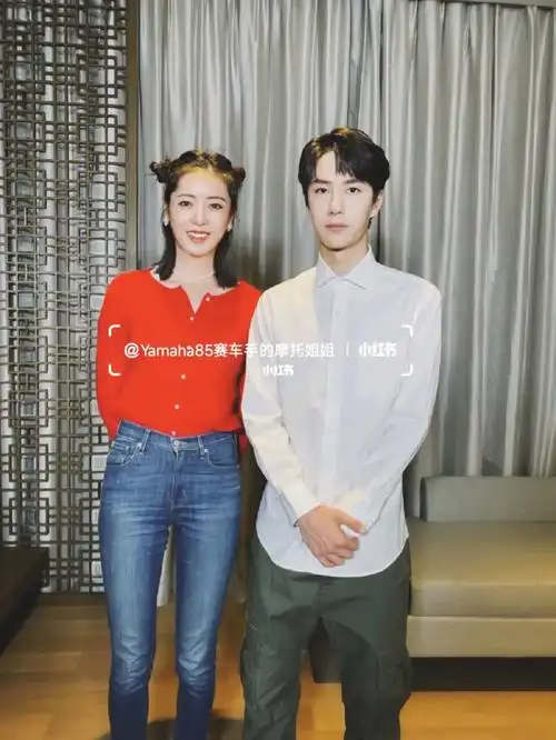 [绿色心形r]小姐姐身高180cm,合照是2020年的,目测我们的王一博同学那