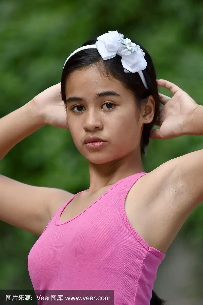 一个放松的菲律宾少女