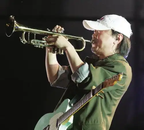 王源在十七岁生日演唱会唱的一块红布原来是这个意思