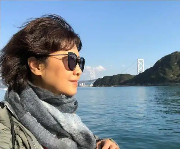 近日朱琳一组近照曝光,已逐渐迈入老年阶段的她开始了游山玩水的生活