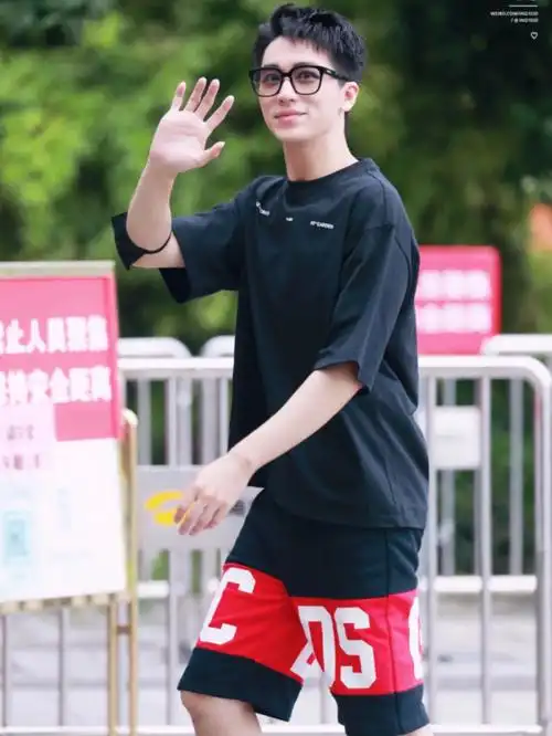 许魏洲穿着gcds 经典款logo运动短裤亮相街拍.