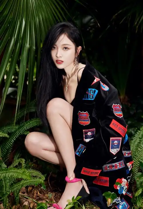 吴宣仪黑色拼贴徽章外套性感写真35