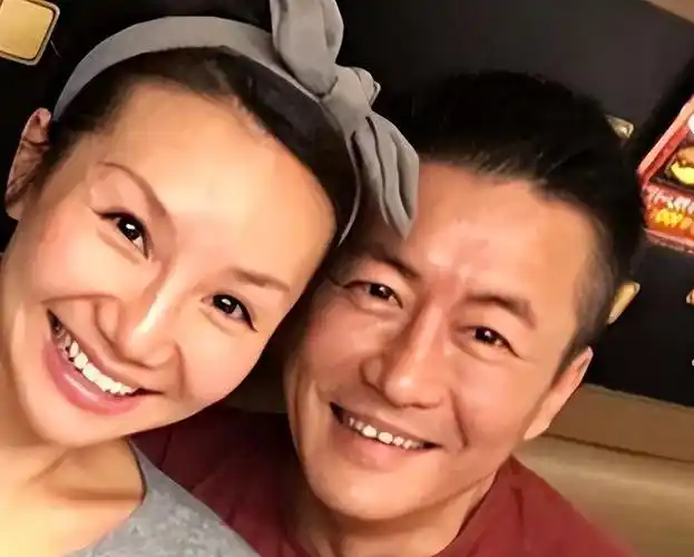 高曙光跟一个圈外女子走在一起,那时候的高曙光也是对这个妻子十分