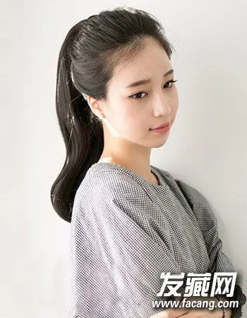 这款优雅范十足的无刘海马尾扎发,是很适合上班族的一款马尾辫发型