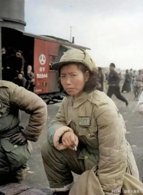 1949年一名等待着撤退的国军女兵手里叼着烟烫着大卷发