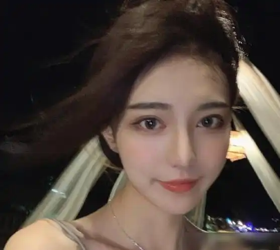 项思醒高中毕业照片曝光绿色长裙皮肤黝黑个头1米5坐前排