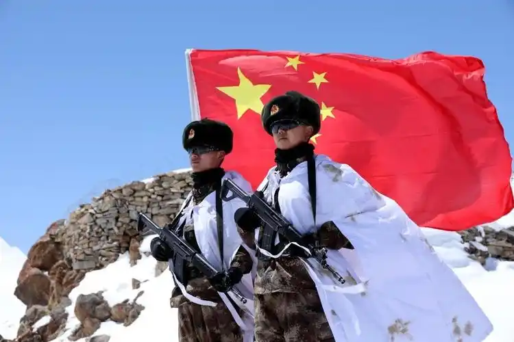 致敬中国军人,五星红旗如此耀眼,是因为有了你们的坚守