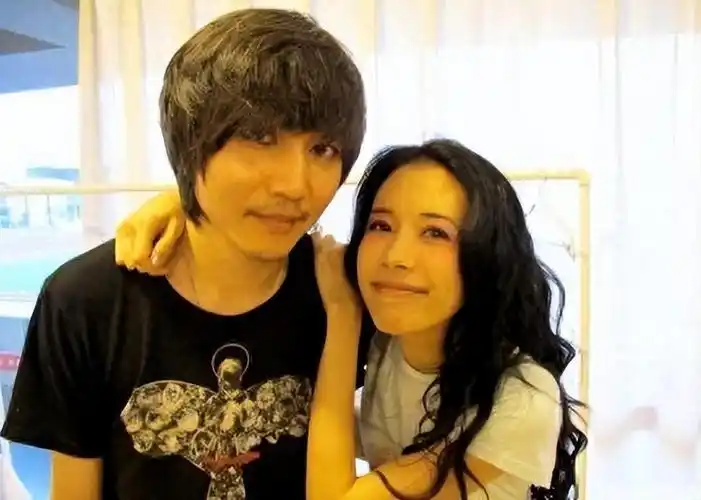 张亚东是一个专一的人,但是这是指他对音乐的热爱从未改变,并不是指他