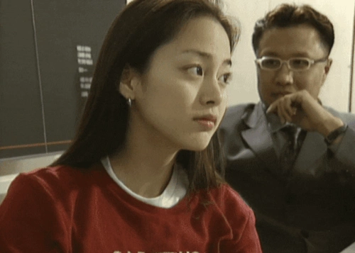 金泰熙素颜也很能打.金泰熙吃饭时表情管