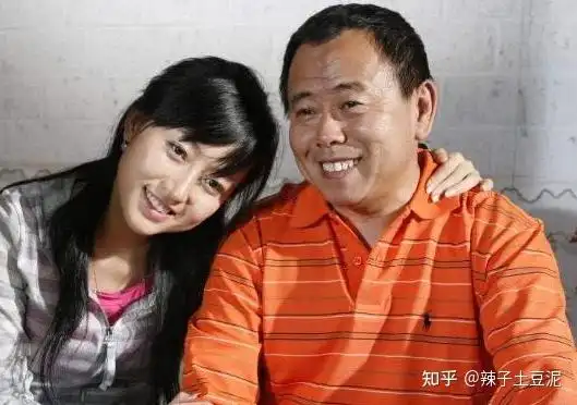 潘长江的妻子结婚38年被宠成贵妇今61岁却整容成40岁的模样