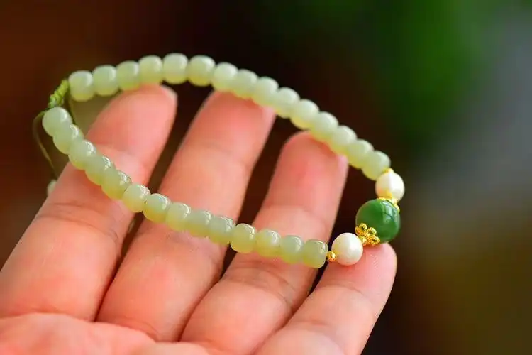 一款非常精致漂亮的和田玉手链