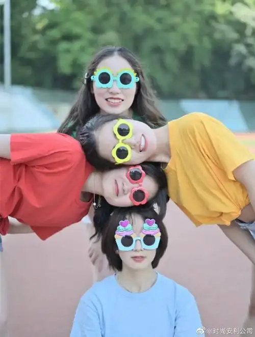 毕业照上镜技巧#宿舍沙雕四人照可以参考这组照片!太可爱了!