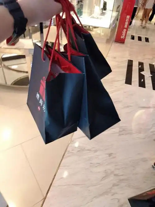 在离开星光大道后,我们来到了一个免税的大商场进行购物,不管男生女生