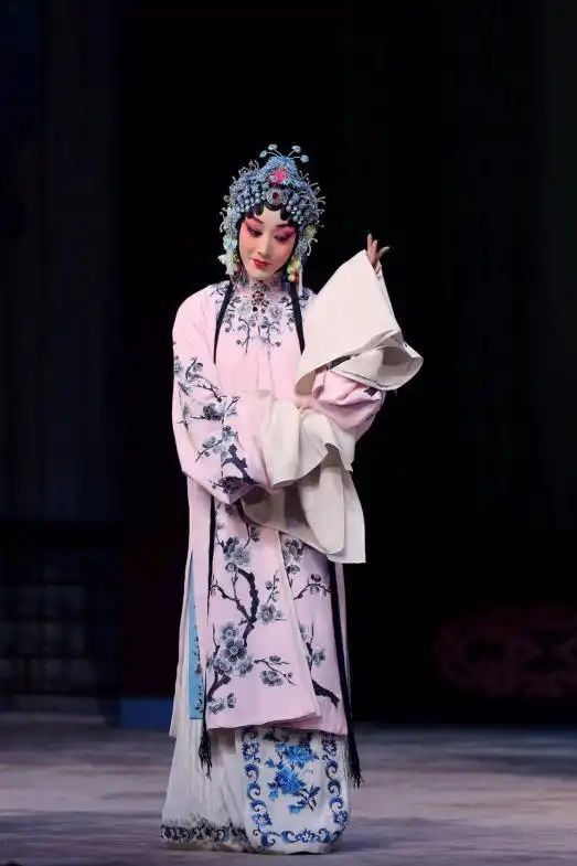 麟囊赠予长安夜,只为君恩醉玉颜!——大青衣郭玮