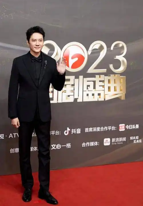 心疼冯绍峰!颁奖典礼角落里凝望赵丽颖,眼中仍有情!网友劝复合