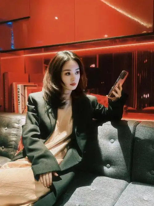 赵丽颖看剧本照