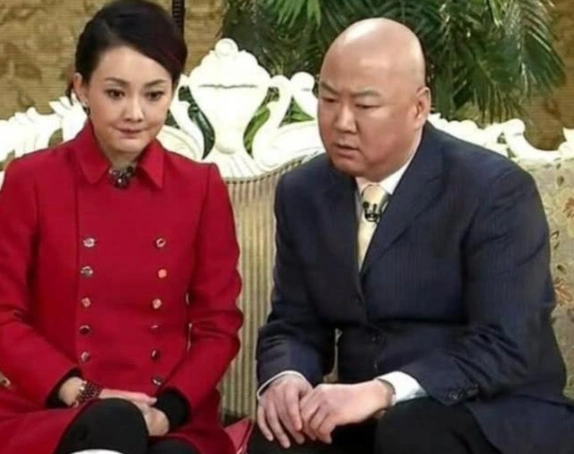 她18岁出道,上春晚被认为是郭冬临"媳妇",现45岁身材不输少女